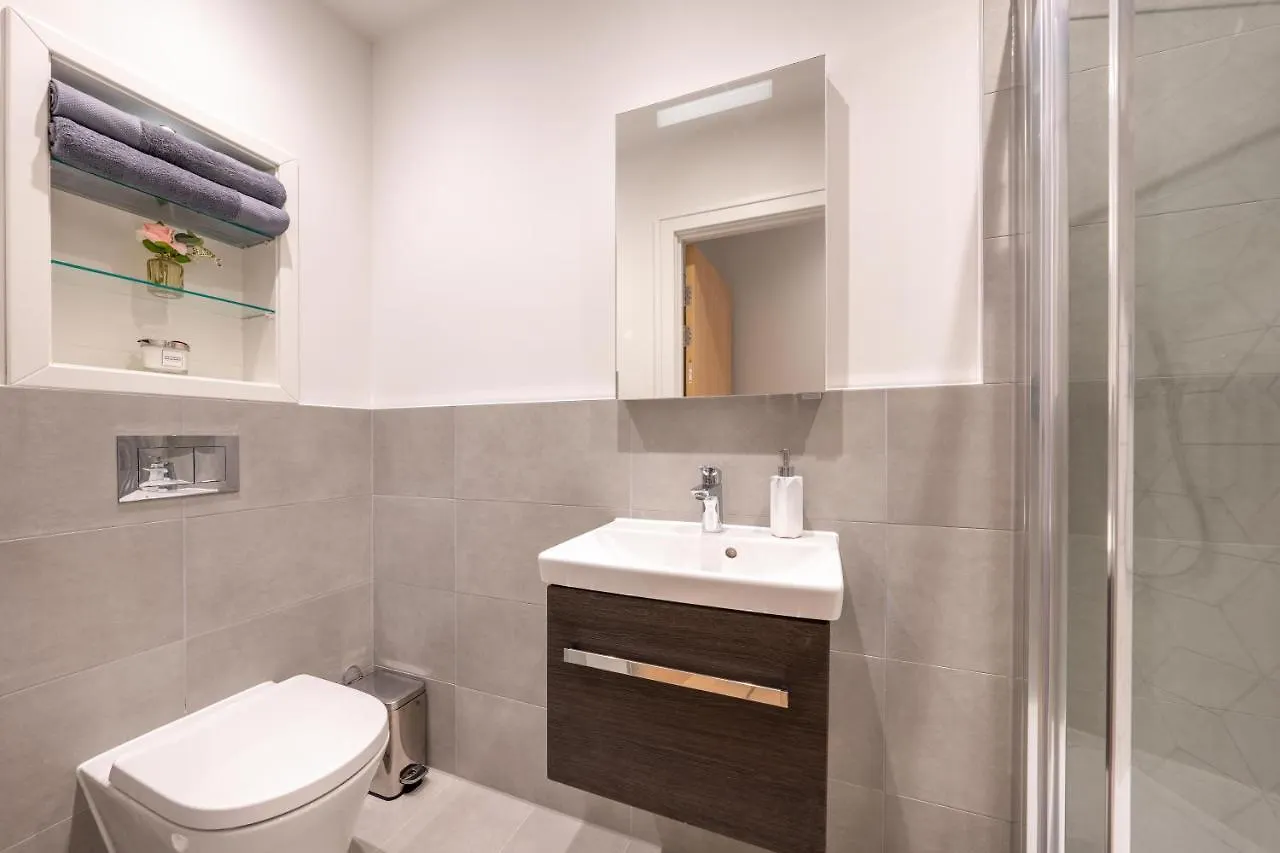 Cozy Apartments - Free Wifi And Parking Onsite Feltham 0*,