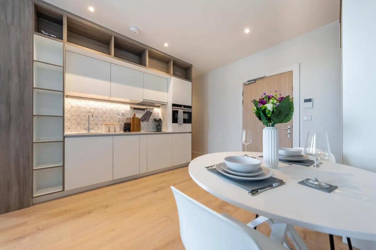 Cozy Apartments - Free Wifi And Parking Onsite Feltham