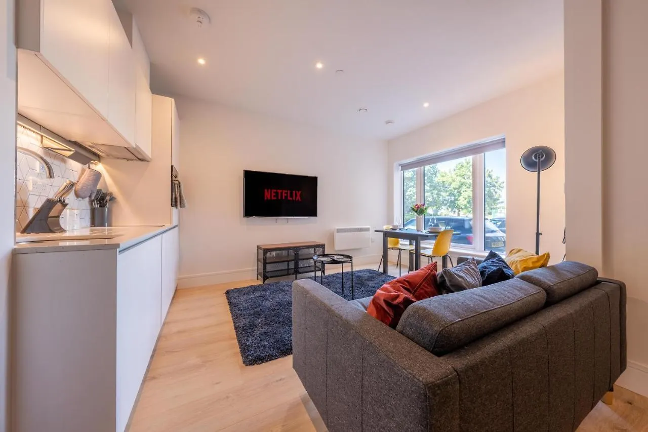 Cozy Apartments - Free Wifi And Parking Onsite Feltham