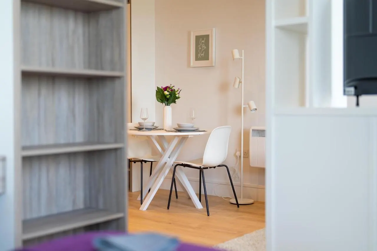 Cozy Apartments - Free Wifi And Parking Onsite Feltham