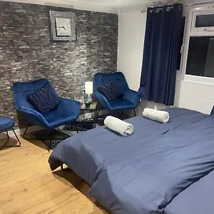 Loft Haven: Spacious Retreat With Private Toilet And Free Parking Hanworth (Berkshire)